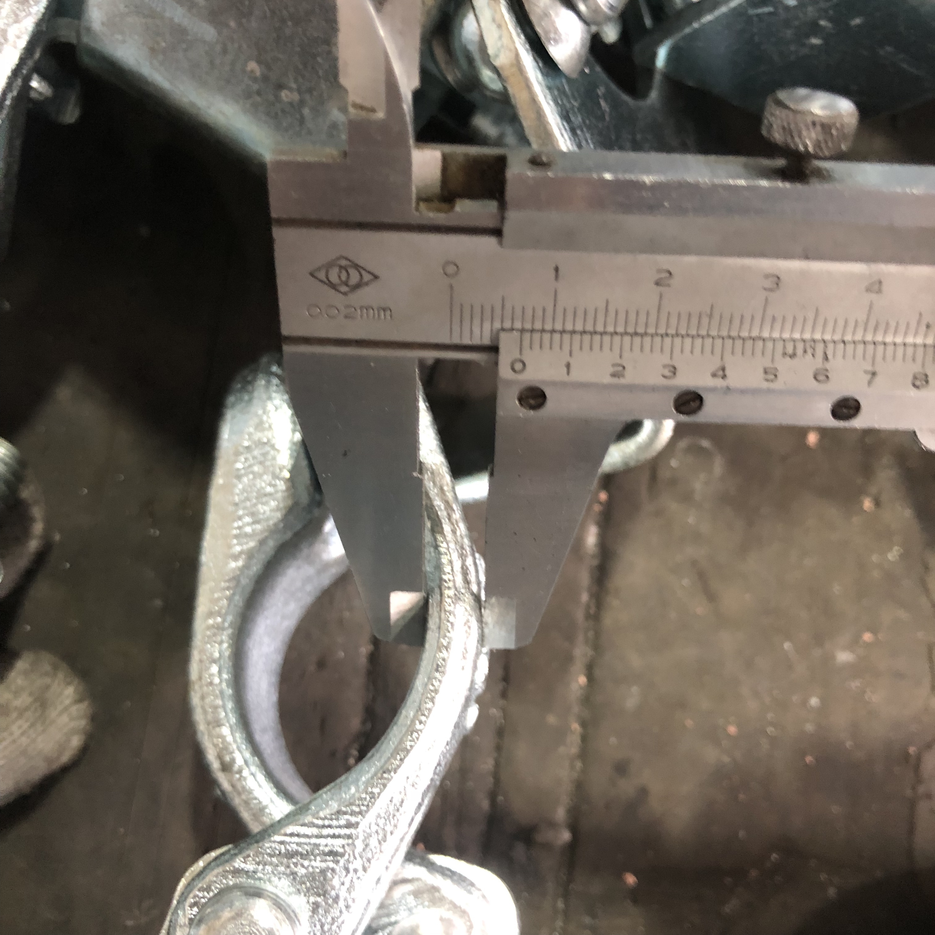 Бекіткішті ұстап тұрған бортты тастаңыз