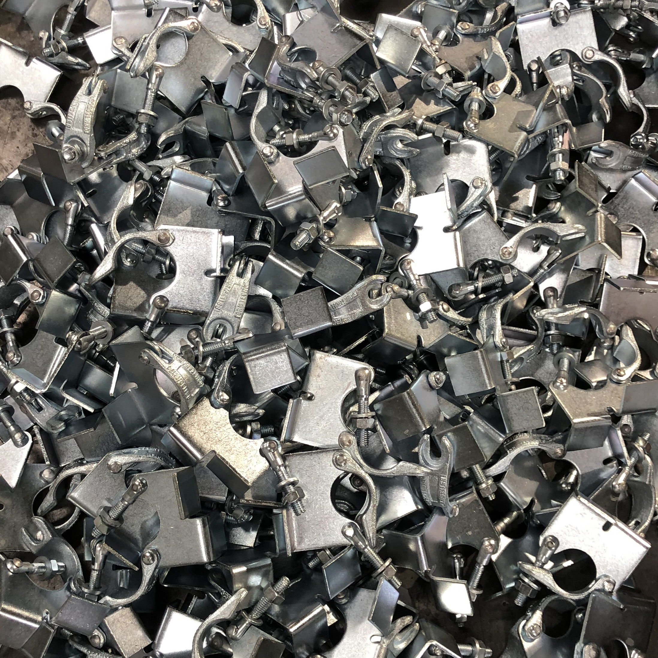 Бекіткішті ұстап тұрған бортты тастаңыз