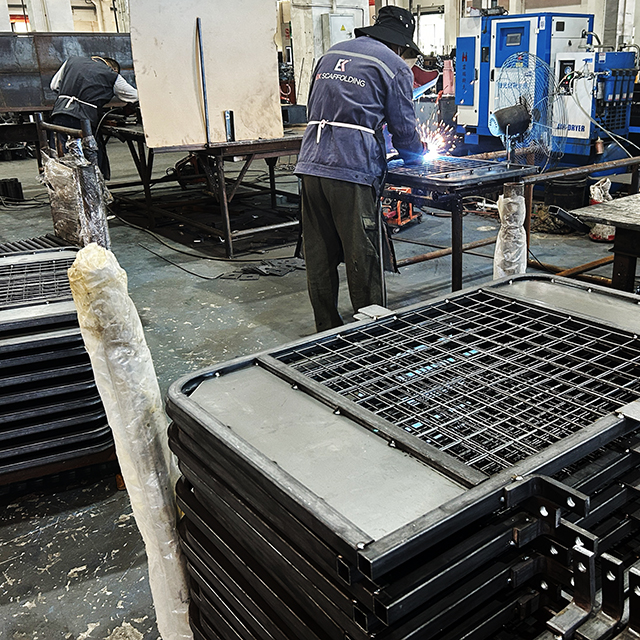 Қайтарылатын баспалдақпен кіру қақпасының өндірісінің кескіндері 