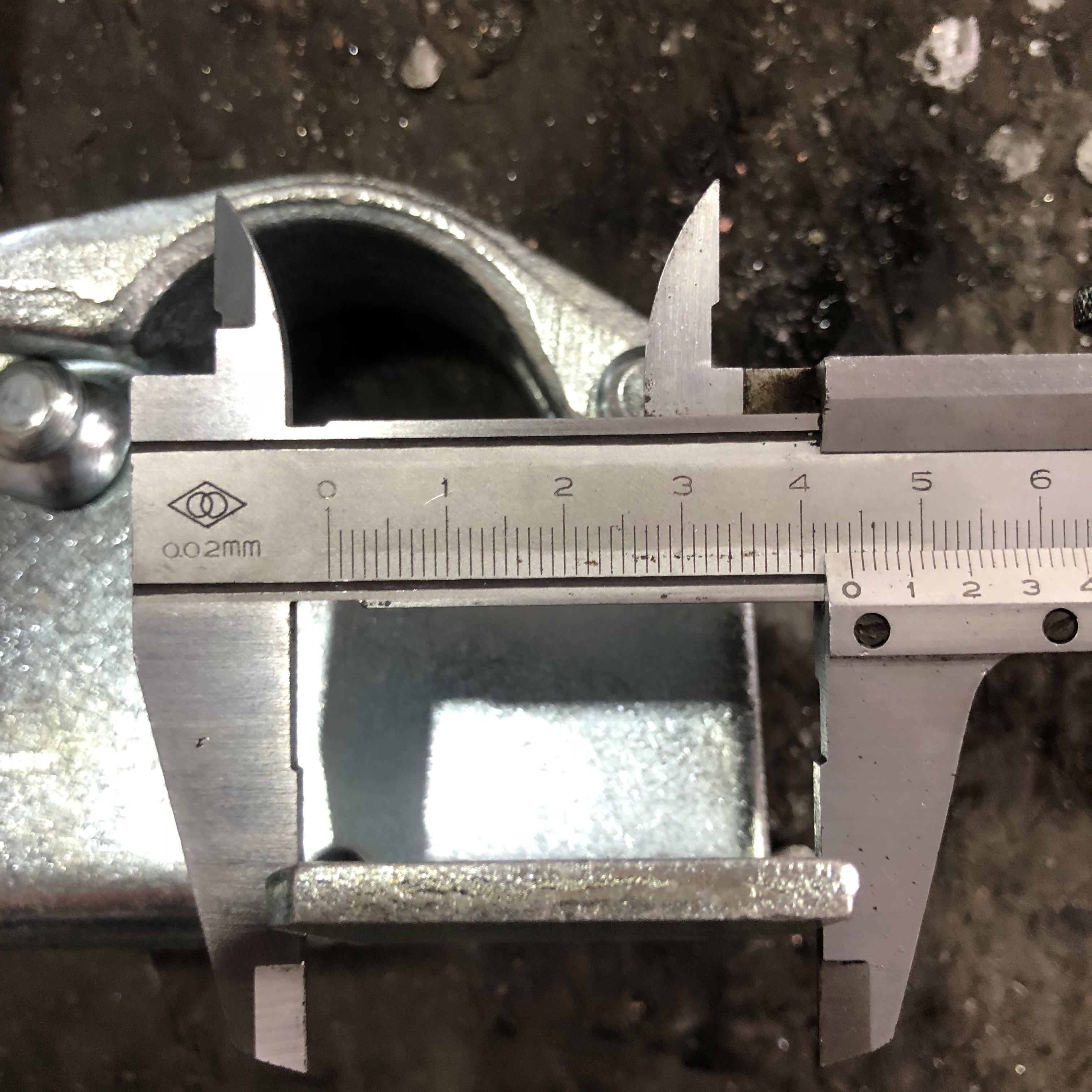 Бекіткішті ұстап тұрған бортты тастаңыз