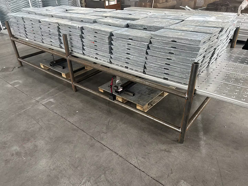 Ұзындығы 4 метрлік жабық тірек тақтасының 5,6 тонна жүк астында деформациясы және ығысуы.