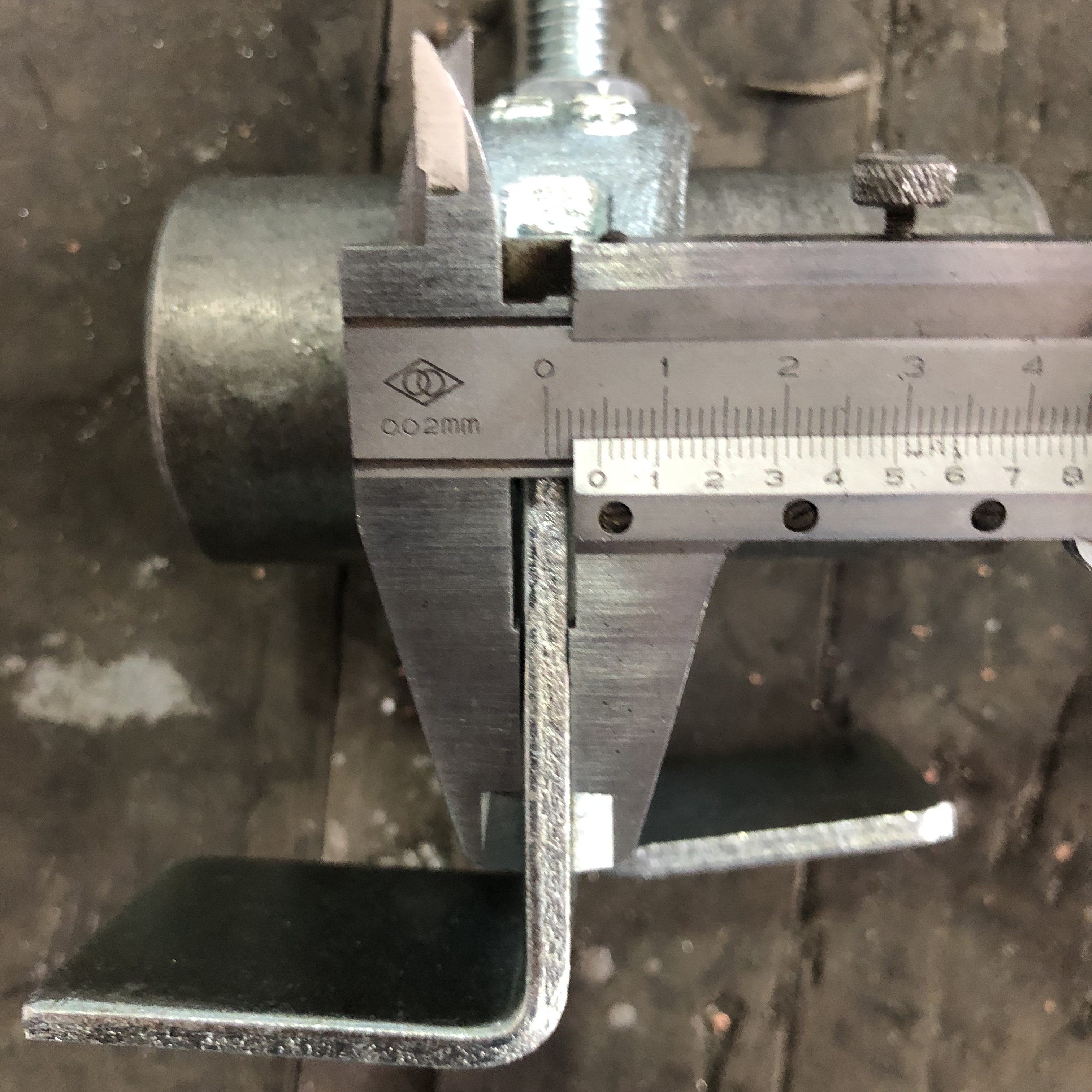 Бекіткішті ұстап тұрған бортты тастаңыз