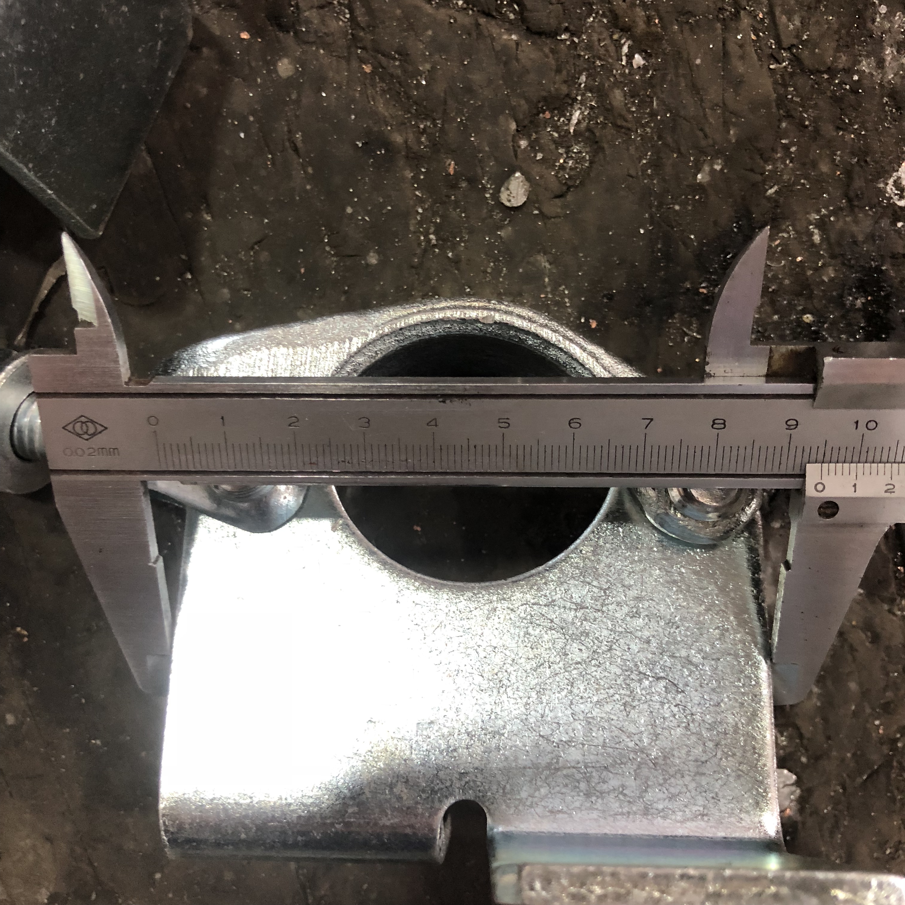 Бекіткішті ұстап тұрған бортты тастаңыз