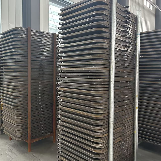 Қайтылатын баспалдақпен кіру қақпасының өндірісінің кескіндері