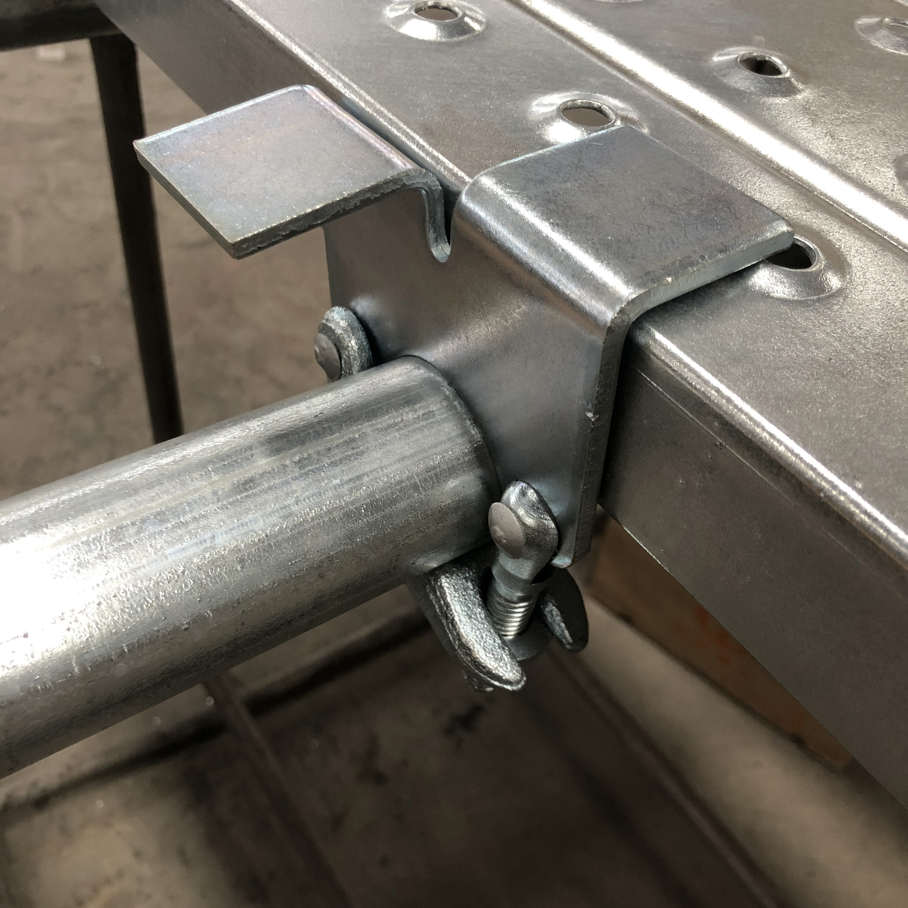 Бекіткішті ұстап тұрған бортты тастаңыз