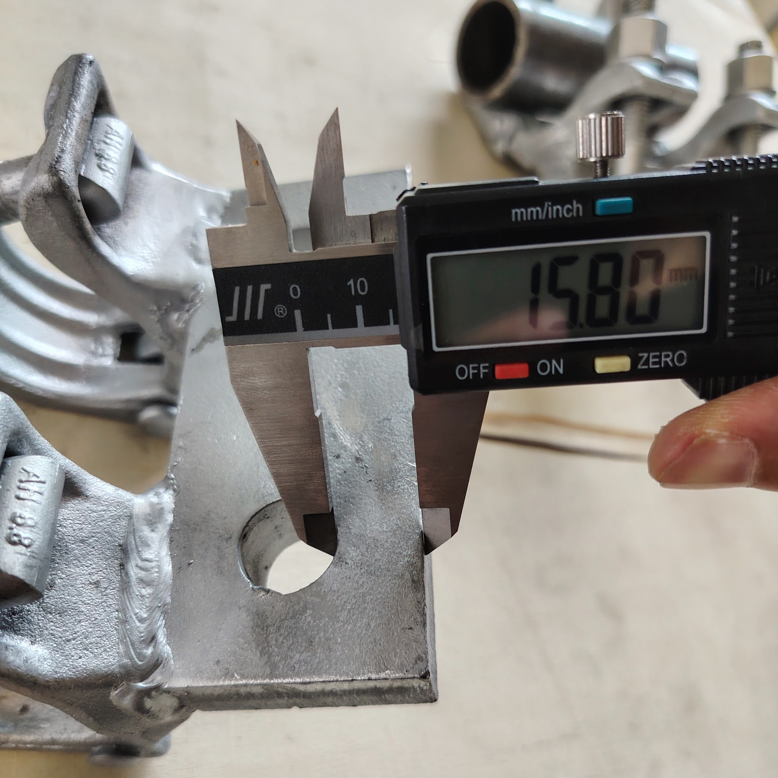 Тапсырыспен жасалған негіз Арнайы пішінді тіреуіш қысқышы. 