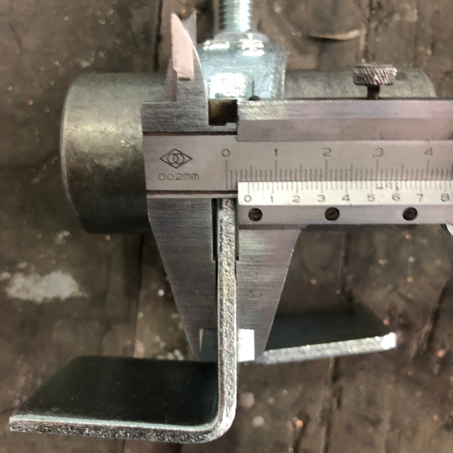 Бортты ұстап тұратын тіреуіш