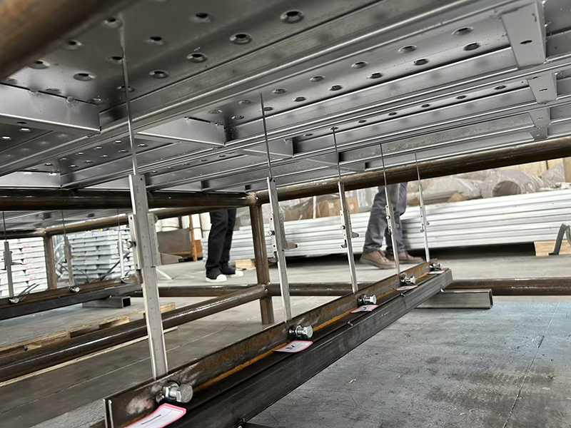 Ұзындығы 4 метрлік жабық тірек тақтасының 5,6 тонна жүк астында деформациясы және ығысуы.