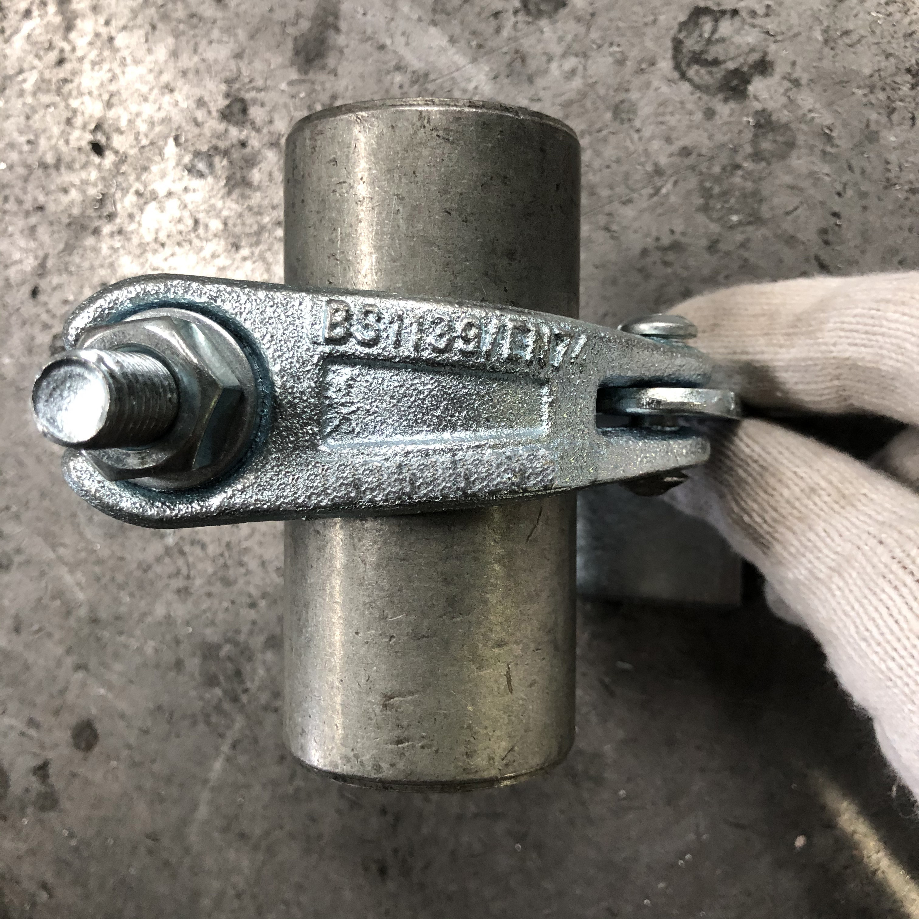 Бекіткішті ұстап тұрған бортты тастаңыз