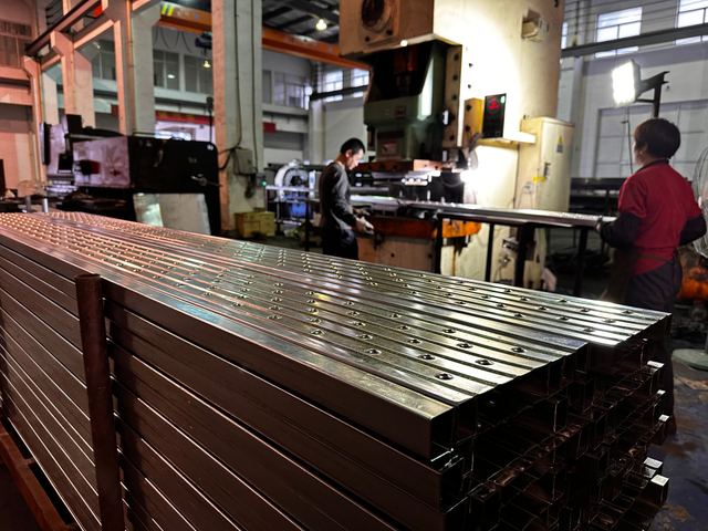 Болат тақтайшаны тесетін машина