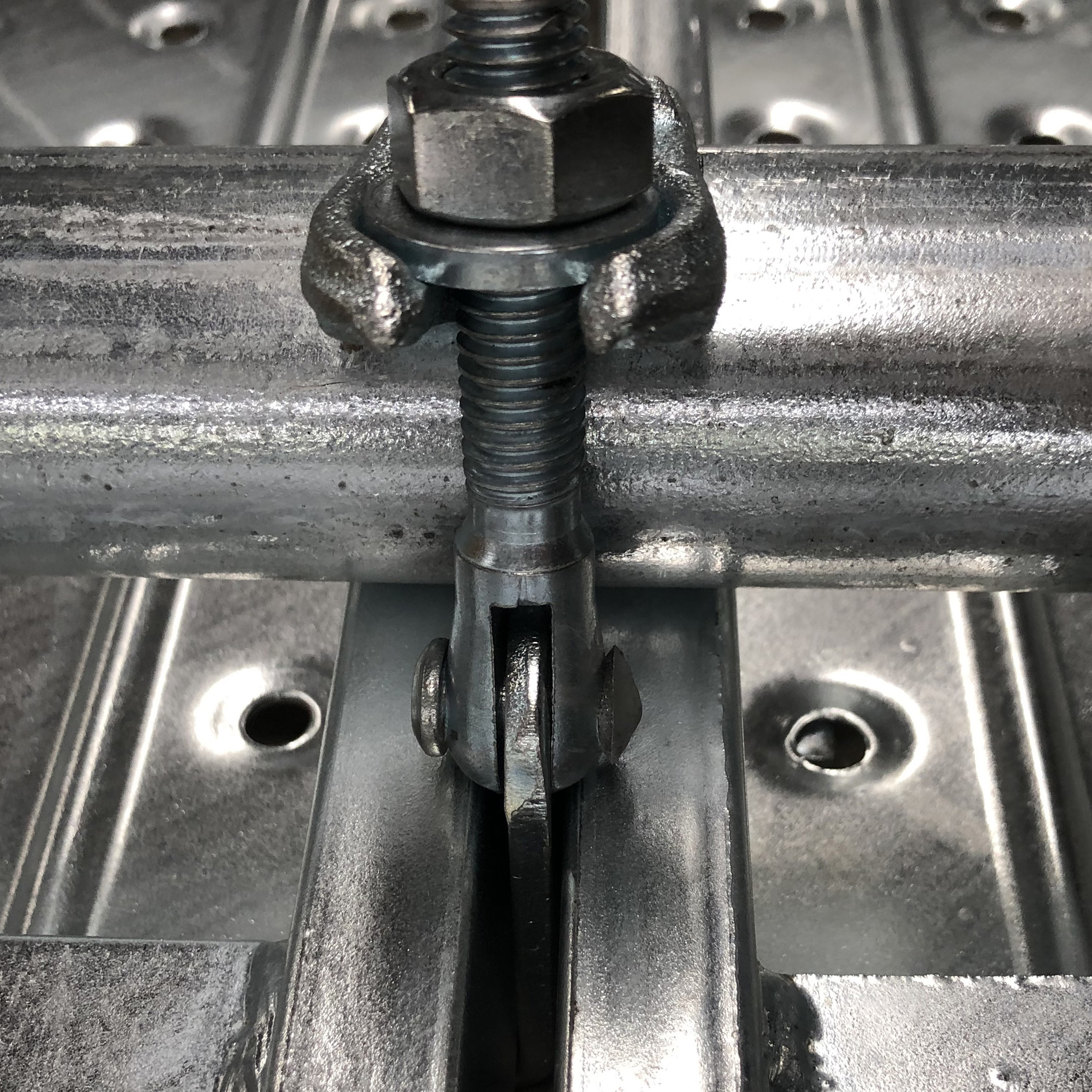 Бекіткішті ұстап тұрған бортты тастаңыз